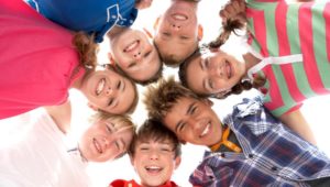 7 enfants forment une ronde et sourient à l'objectif
