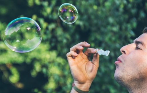 Un ado fait des bulles de savon qui s'envolent pour signifier son bien-être